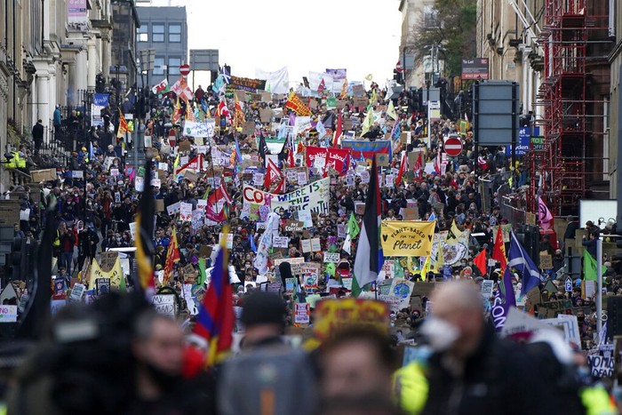Para juru kampanye perubahan iklim dari berbagai organisasi menggelar aksi di Glasgow, Skotlandia. Mereka berusaha tampil menarik dan atraktif untuk menyampaikan pesan ke publik.
