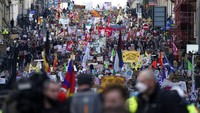 Keramaian unjukrasa para aktivis di luar gedung konferensi iklim di Glasgow, Skotlandia, (5/11/2021). (AP Photo/Jon Super)