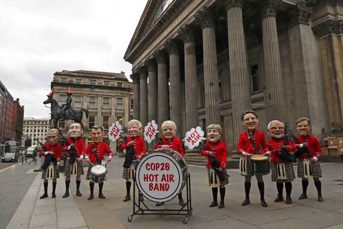 Sederet Kreatifitas Juru Kampanye Perubahan Iklim untuk Mencuri Perhatian Para juru kampanye perubahan iklim dari berbagai organisasi menggelar aksi di Glasgow, Skotlandia. Mereka berusaha tampil menarik dan atraktif untuk menyampaikan pesan ke publik.