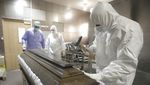 Sibuknya Petugas Pemakaman di Rumania Saat Eropa Kembali Diamuk Corona