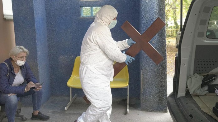 Corona kembali menggila di sejumlah negara Eropa. Rumania jadi salah satu negara terdampak dengan Kasus kematian akibat COVID-19 yang telah tembus 50 ribu jiwa.