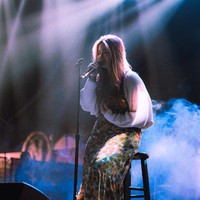 Stephanie Poetri mengikuti jejak ibunya, Titi DJ, untuk terjun ke dunia musik. Kariernya pun telah menembus kancah internasional terlebih setelah masuk perusahaan musik 88rising.Foto: Instagram @stephaniepoetri