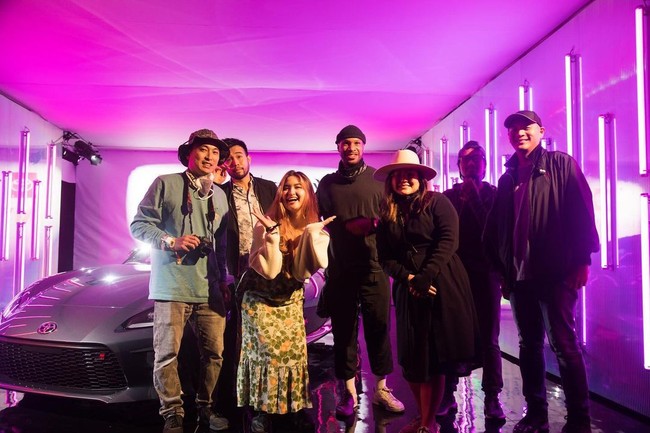 Tentu tak hanya Stephanie Poetri dan para fansnya di Amerika Serikat, keluarganya di Indonesia juga ikut senang dan berbangga. Sang ibu bahkan mengunggah postingan yang memperlihatkan bagaimana ia memeluk sang anak bungsu dari televisi. Foto: Instagram @stephaniepoetri