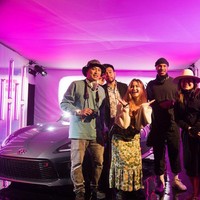 Tentu tak hanya Stephanie Poetri dan para fansnya di Amerika Serikat, keluarganya di Indonesia juga ikut senang dan berbangga. Sang ibu bahkan mengunggah postingan yang memperlihatkan bagaimana ia memeluk sang anak bungsu dari televisi. Foto: Instagram @stephaniepoetri