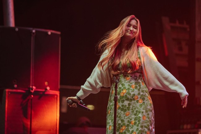 Di festival musik tersebut, wanita yang pernah berduet dengan Jackson Wang ini juga bertemu dengan sesama pengisi acara. Setelah Los Angeles, Titi DJ mengatakan jika anaknya juga akan mengisi festival di negara bagian lain, seperti Boston dan New York. Foto: Instagram @stephaniepoetri