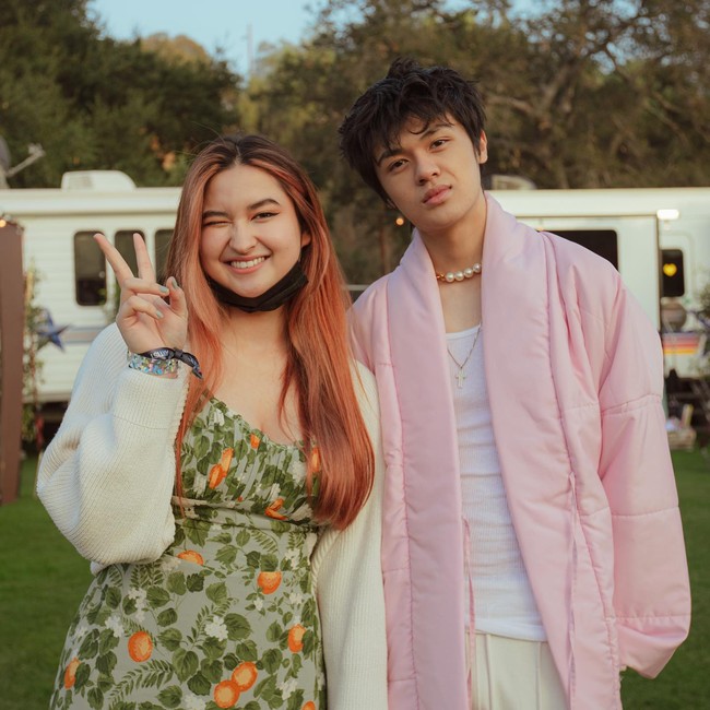 Stephanie Poetri juga tampil dengan sesama musisi asal Indonesia, seperti Niki, Rich Bryan, dan Warren Hue. Ini potretnya dengan Warren yang belum lama bergabung dengan 88rising. Foto: Instagram @stephaniepoetri