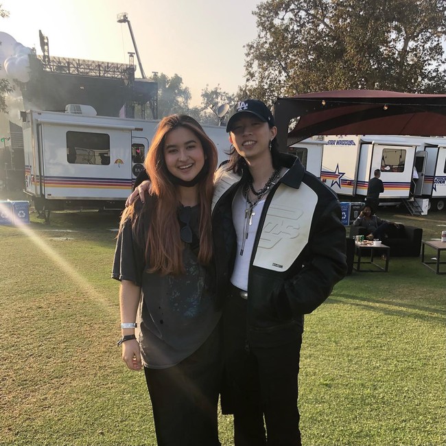 Stephanie mengunggah sejumlah momennya tampil di HITC dan terlihat bersenang-senang. Ini potretnya dengan musisi Vietnam, Keshi. Foto: Instagram @stephaniepoetri