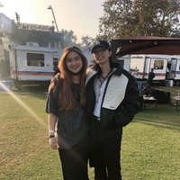 Stephanie mengunggah sejumlah momennya tampil di HITC dan terlihat bersenang-senang. Ini potretnya dengan musisi Vietnam, Keshi. Foto: Instagram @stephaniepoetri