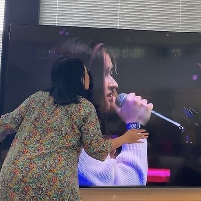 Titi DJ dan Stephanie Poetri diketahui harus hidup berpisah. Karena anaknya berkarier di Amerika, Titi sudah lima bulan tidak bertemu. Karena itu, Titi sangat kangen sampai memeluk televisi dan membelai gambarnya. Campur aduk perasaan saya saat nonton dia tadi. BANGGA UDAH PASTI. RINDU, BUKAN LAGIII! Sedih, gak bisa lihat langsung ke LA? Well pasti adalaaah rasa sedih itu, tulis Titi DJ.Foto: Instagram @stephaniepoetri