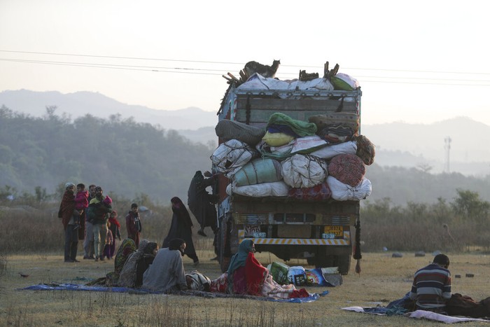 Suku Nomaden Masih Eksis di Utara India, Ini Fotonya Suku yang masih berpindah-pindah, Gujjar terlihat di pinggiran jalan tol Jammu, India (9/11/2021). Suku nomaden tersebut turun dari pegunungan untuk menghindari musim dingin.