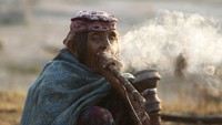 Seorang perempuan mengisap hukka.  Suku Gujjar mulai mendiami kawasan berpindah ini sejak abad ke-6 Masehi.