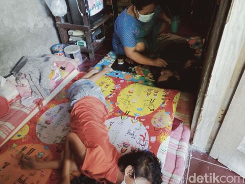 Sulasmi merawat kedua buah hatinya yang lumpuh di rumah, Klaten, Selasa (9/11/2021).