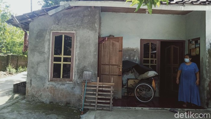 Sulasmi merawat kedua buah hatinya yang lumpuh di rumah, Klaten, Selasa (9/11/2021).