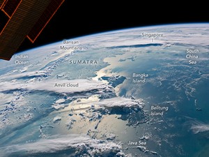 Menakjubkan! Astronaut Potret Pulau Sumatra dari Antariksa