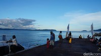 Sore di dermaga Desa Arborek.