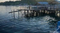 Salah satu dermaga di Desa Sauwandarek, Raja Ampat runtuh dimakan usia. Namun puing-puingnya jadi pemandangan tersendiri di kala sore.