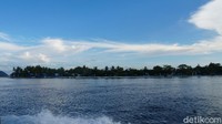 Lanskap ini masih ada di Desa Arborek. Air dan awannya senada.