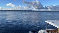Inilah perairan di sekitar Desa Arborek, Raja Ampat di kala sore tiba.