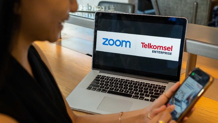 Berkolaborasi dengan Zoom, Telkomsel menghadirkan CloudX Meeting 2.0 dengan menawarkan beragam fitur untuk kebutuhan video conference bagi pelanggan korporasi.