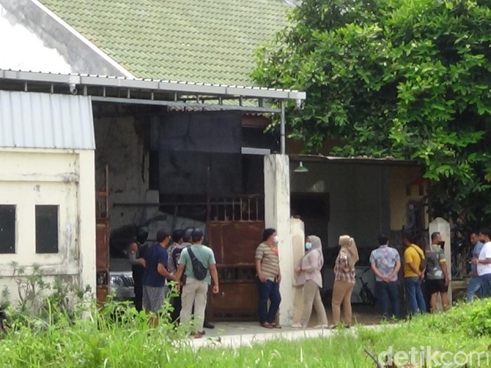 Pengusaha sembako di Sumenep ditangkap sebagai terduga teroris. Dari rumahnya, Densus 88 mengamankan busur panah serta beberapa buku.