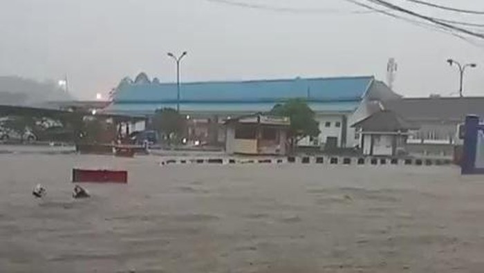 Terminal Tipe A Sukabumi Kota terendam banjir setinggi betis orang dewasa