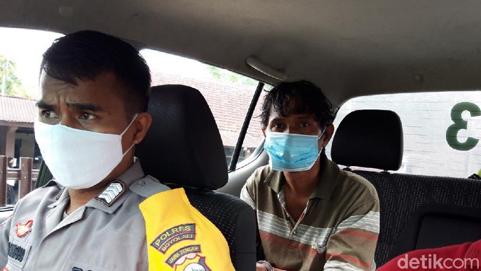 Tersangka penganiayaan penjual cilok di Boyolali, Wartono saat diamankan ke Polsek Sambisari