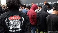 Sebelumnya, jajaran Tim Sancang Polres Garut menggerebek sebuah rumah yang dicurigai tempat transaksi minuman keras dan obat-obatan terlarang di kawasan Kecamatan Balubur Limbangan pada Minggu (7/11) malam.