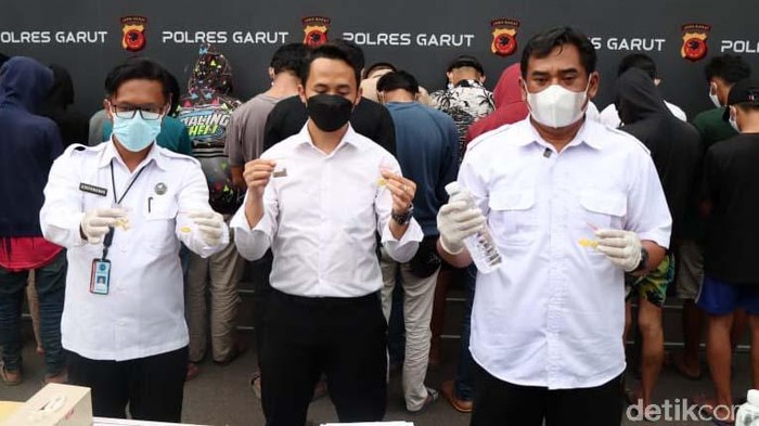 Polisi mengamankan puluhan remaja dan seorang penjual pil setan. Mereka diamankan setelah kedapatan bertransaksi jual-beli obat terlarang.