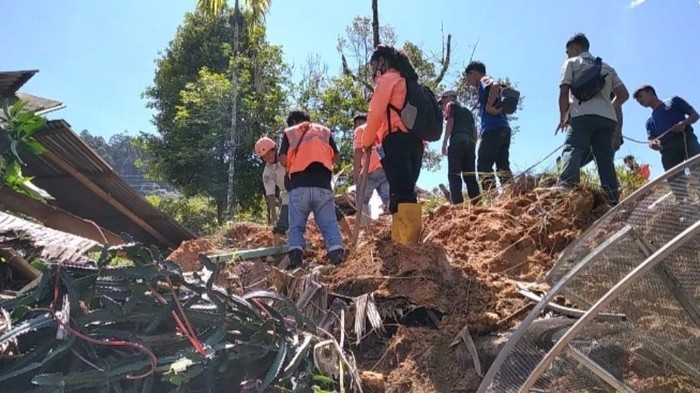 Tiga rumah warga di Tapanuli Tengah rusak parah diterjang longsor