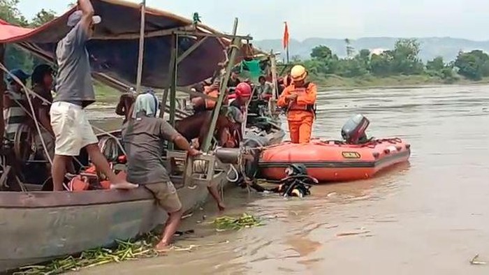 Tim SAR gabungan masih terus melakukan pencarian empat korban perahu tambang yang tenggelam di Bengawan Solo. Saat ini, upaya penyelaman mulai dilakukan.