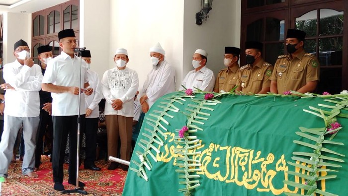 Wagub Sumut saat melepas jenazah Abdul Wahab Dalimunthe (Ahmad Arfah-detikcom)