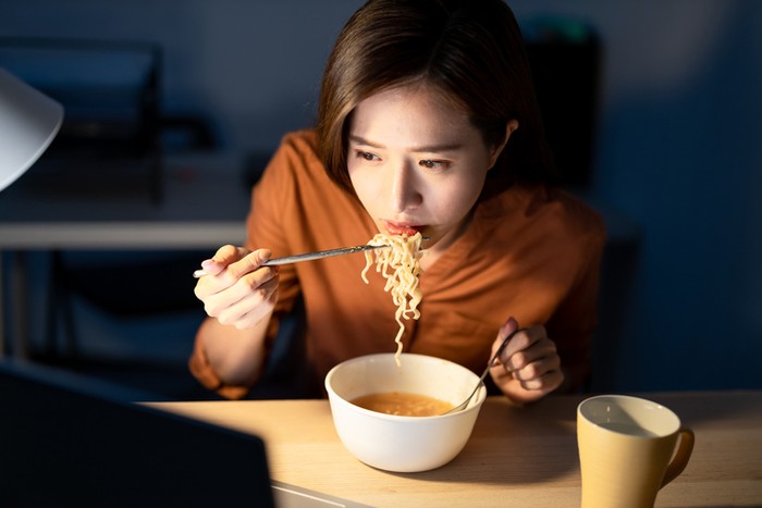 Wanita Ini Makan Mie Instan 5 Hari Berturut-turut, Ini yang Terjadi pada Tubuhnya Wanita Ini Makan Mie Instan 5 Hari Berturut-turut, Ini yang Terjadi pada Tubuhnya