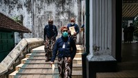Mereka terdiri dari pria dan wanita.