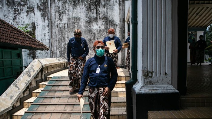 WISUDA ABDI DALEM KERATON YOGYAKARTA Abdi dalem Keraton Yogyakarta keluar membawa