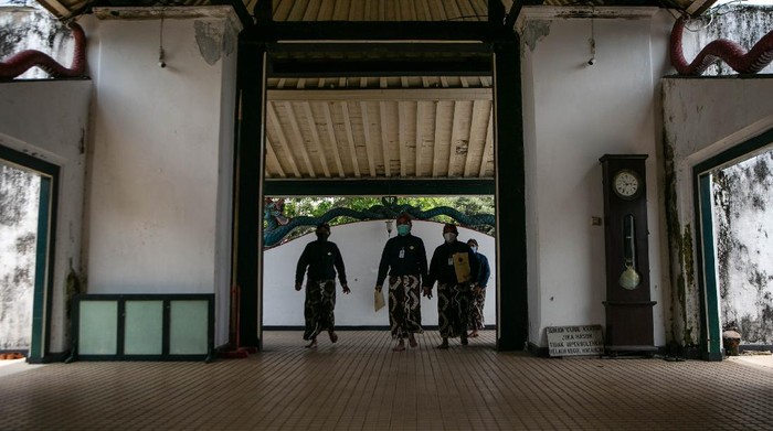 WISUDA ABDI DALEM KERATON YOGYAKARTA Abdi dalem Keraton Yogyakarta keluar membawa