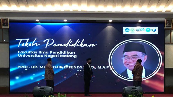 Acara penobatan Menko PMK Muhadjir Effendy sebagai tokoh pendidikan.