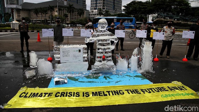 Aksi 1000 Kartu Pos dan Patung Es untuk Jokowi Aktivis Greenpeace menggelar aksi damai di Patung Kuda, Jakarta Pusat. Dalam aksi 1000 kartu pos dari rakyat untuk Jokowi itu, Greenpeace juga menghadirkan patung es.