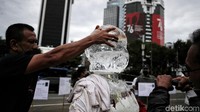 Balok es itu memberikan visual tentang global warming di Indonesia. Salah satunya adalah pemanasan global yang menyebabkan peningkatan temperatur global.