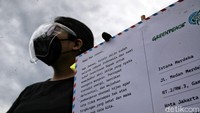 Kartu pos raksasa itu akan dikirim ke Presiden Jokowi.