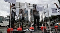 Aksi ini mendapat penjagaan dari aparat kepolisian.
