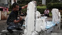 Aktivis Greenpeace melakukan aksi damai di kawasan Patung Kuda, Jakarta Pusat, Rabu (10/11/2021).