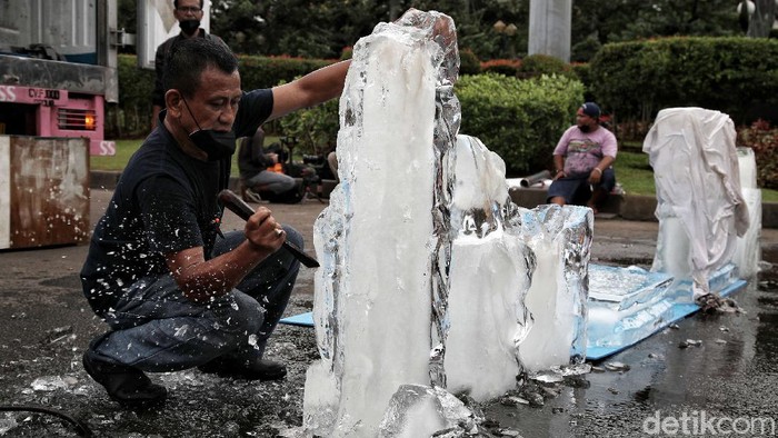 Aksi 1000 Kartu Pos dan Patung Es untuk Jokowi Aktivis Greenpeace menggelar aksi damai di Patung Kuda, Jakarta Pusat. Dalam aksi 1000 kartu pos dari rakyat untuk Jokowi itu, Greenpeace juga menghadirkan patung es.