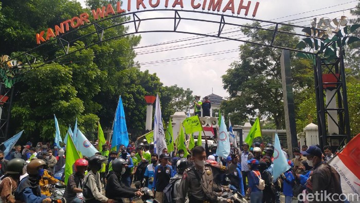 Aksi buruh di Cimahi