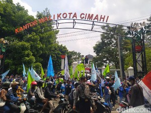 Buruh Cimahi Tuntut UMK 2022 Naik 10 Persen