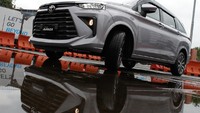 Sistem penggerak roda pun berubah, dari penggerak roda belakang atau Rear Wheel Drive (RWD) ke penggerak roda depan alias Front Wheel Drive (FWD). Hal ini bertujuan untuk efisiensi bahan bakar dan menambah luas kabin. Foto: Dok. Toyota Astra Motor (TAM)