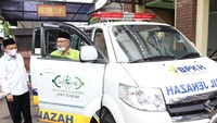 Penyerahan ambulance dilaksanakan secara  langusng oleh NU Care Lazisnu di halaman kantor PBNU Pusat, Jakarta.  
