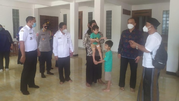 Anak di Tuban yang namanya 19 kata kini sudah mempunyai akta lahir. Dokumen kependudukan itu turun setelah nama 19 kata itu diganti.