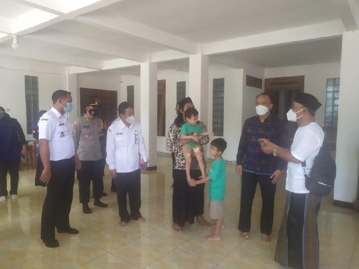 Anak di Tuban yang namanya 19 kata kini sudah mempunyai akta lahir. Dokumen kependudukan itu turun setelah nama 19 kata itu diganti.