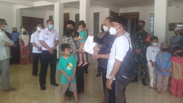 Anak di Tuban yang namanya 19 kata kini sudah mempunyai akta lahir. Dokumen kependudukan itu turun setelah nama 19 kata itu diganti.