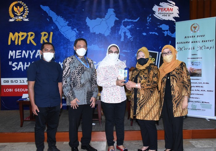 Anggota MPR RI Sadarestuwati mengapresiasi terbitnya Novel Meraih Mimpi yang diinisiasi Biro Humas dan Sistem Informasi Sekretariat Jenderal MPR RI.